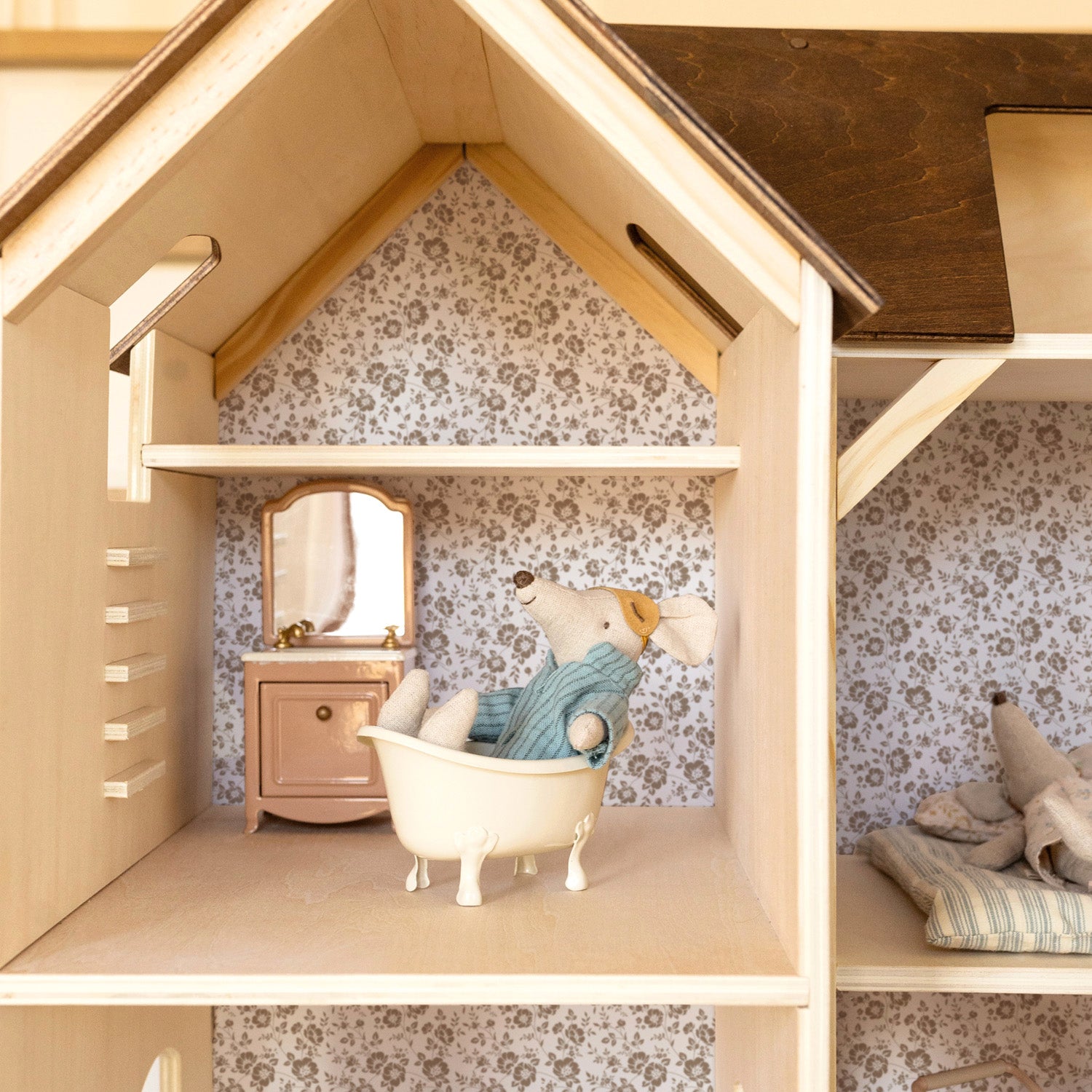 Isabella dolls house online