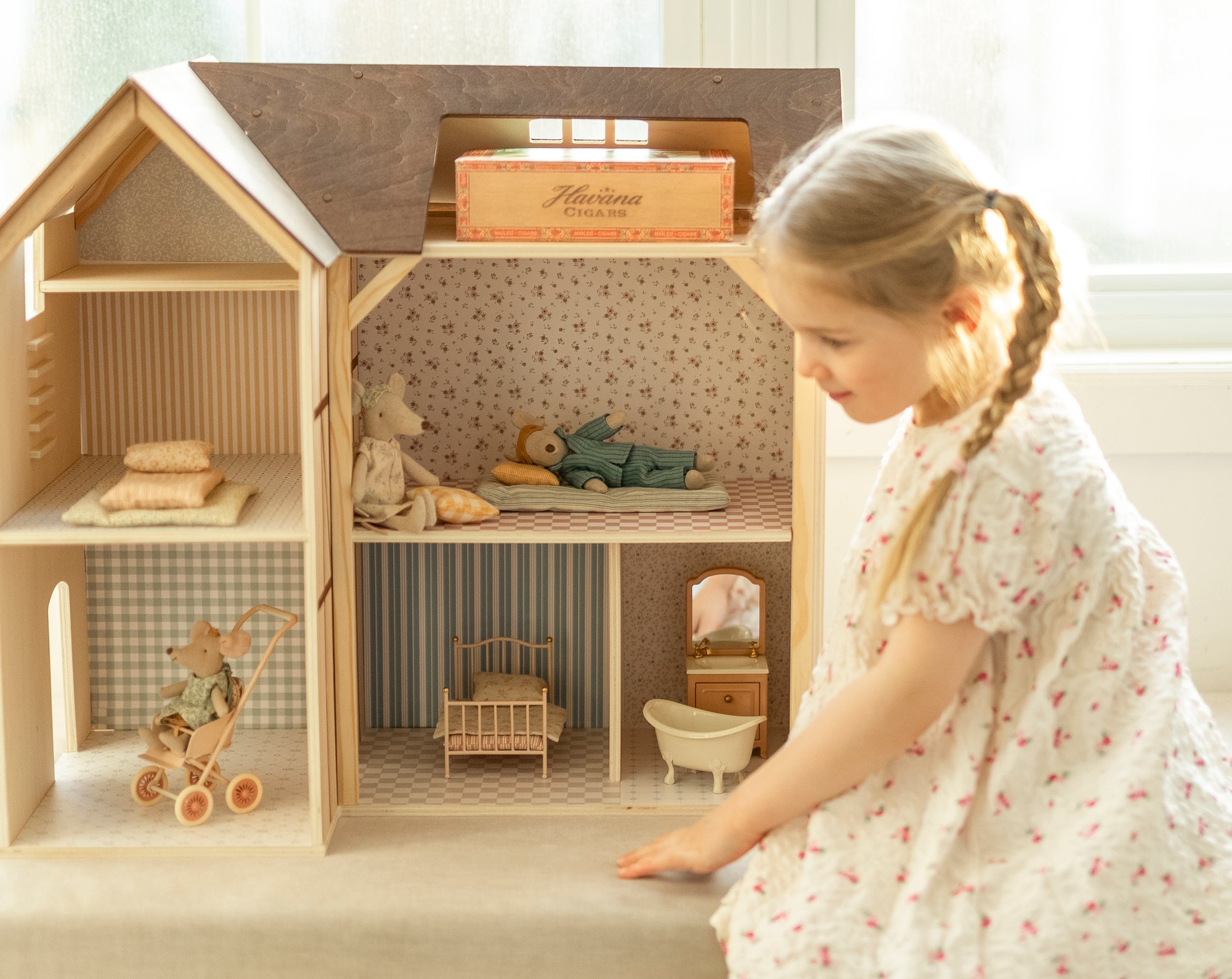 Bienvenue dans notre monde enchanté des mini papiers peints pour maison de poupée !
